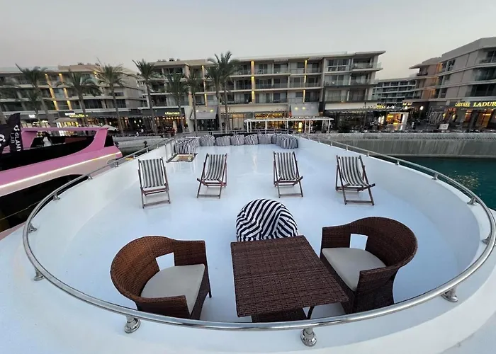 The Yacht Botel *