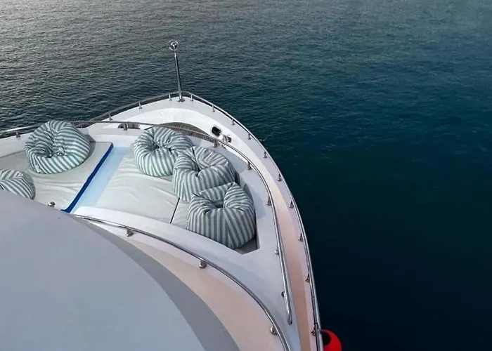 Botel The Yacht *